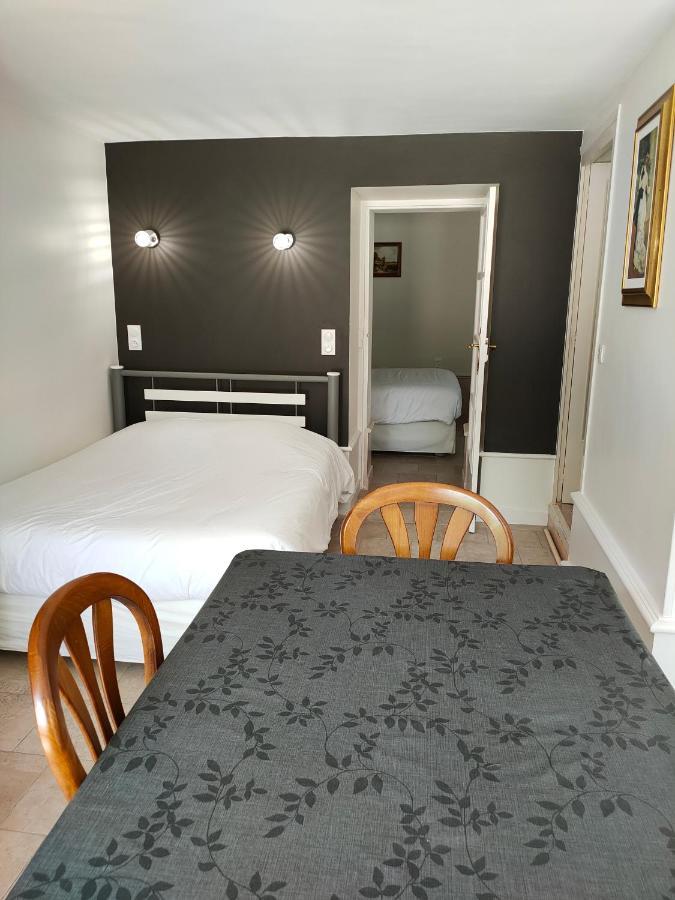 Logis Manoir De La Giraudiere Beaumont-en-Véron Eksteriør billede