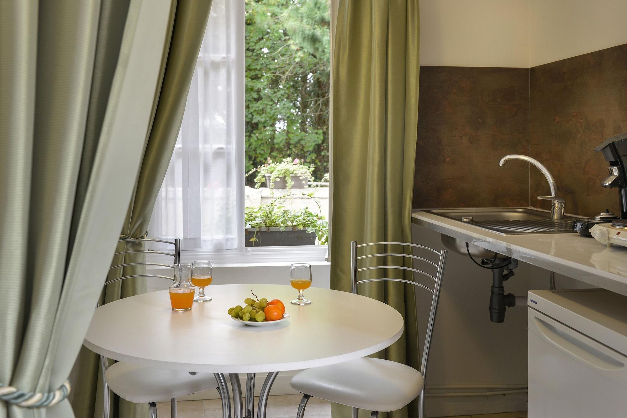 Logis Manoir De La Giraudiere Beaumont-en-Véron Eksteriør billede