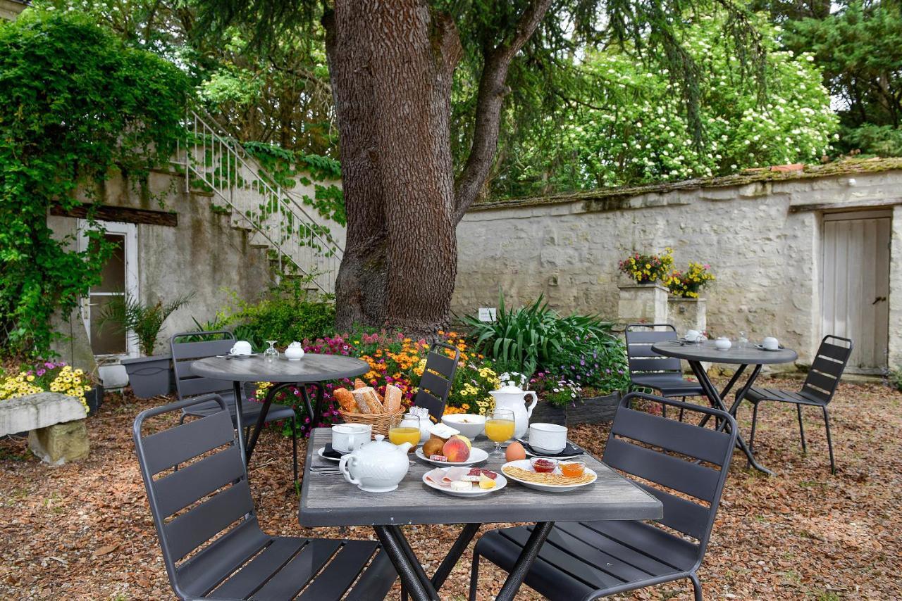 Logis Manoir De La Giraudiere Beaumont-en-Véron Eksteriør billede