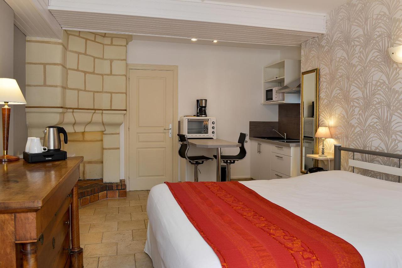 Logis Manoir De La Giraudiere Beaumont-en-Véron Eksteriør billede