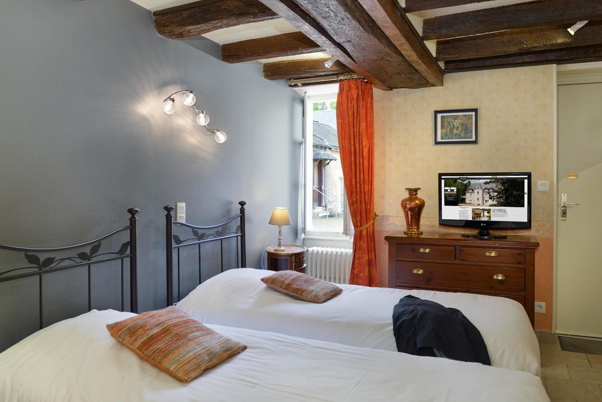Logis Manoir De La Giraudiere Beaumont-en-Véron Eksteriør billede
