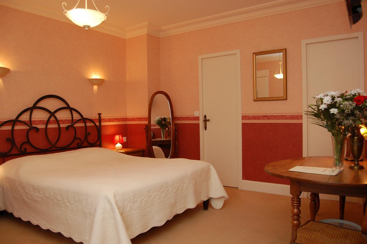 Logis Manoir De La Giraudiere Beaumont-en-Véron Eksteriør billede